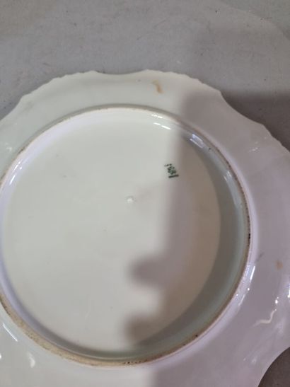 Lot divers comprenant une assiettes en porcelaine...