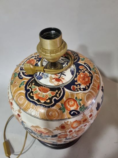 CHINE 
Pied de lampe en porcelaine à décor...