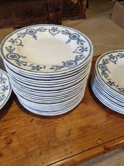 GIEN 
Partie de service de table en porcelaine...