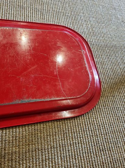 Paire de plateaux en tôle rouge à décor japonisant...