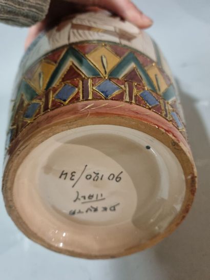 DERUTA 
Vase en faïence polychrome à décor...