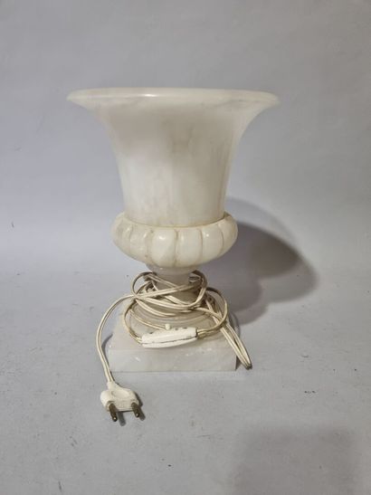 Vase Médicis en albâtre monté en lampe 
H...
