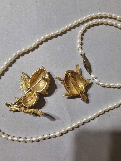 Deux broches en métal doré représentant une...