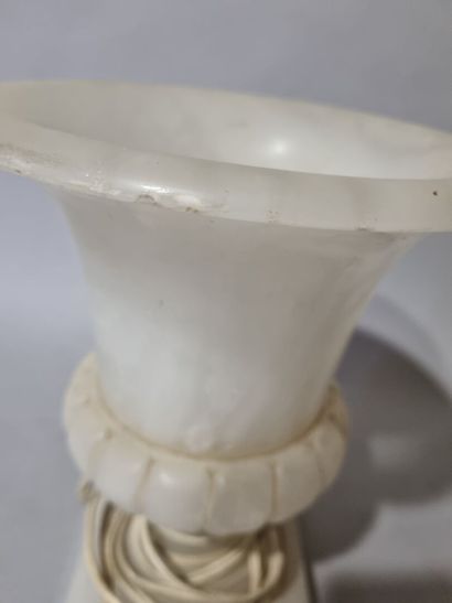 Vase Médicis en albâtre monté en lampe 
H...