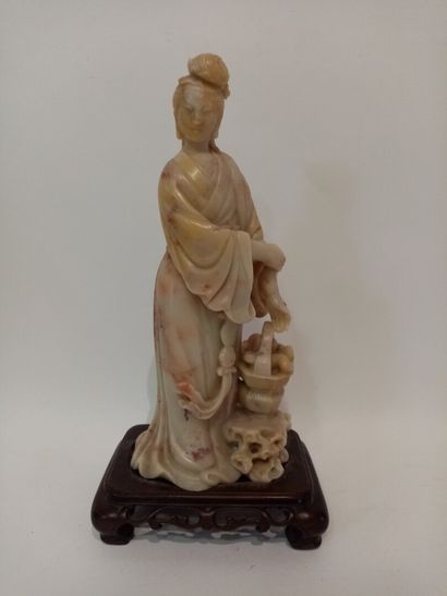 CHINE, Guanniyn en pierre dure sur socle...