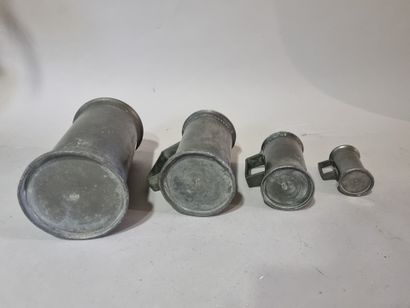 Lot de quatre mesures en étain 
H : de 7...