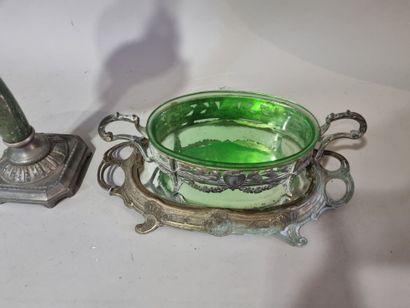 Lampe à pétrole et centre de table en régule...