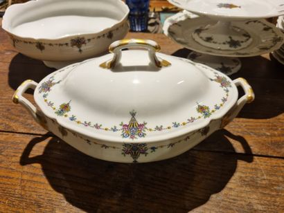 LIMOGES, important service de table en porcelaine...