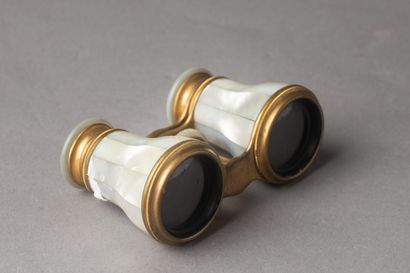 Paire de jumelles de théâtre en laiton doré...