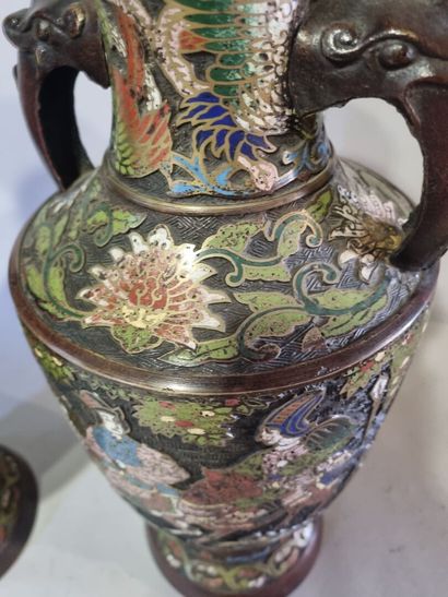 CHINE
 Paire de vases en bronze cloisonné...