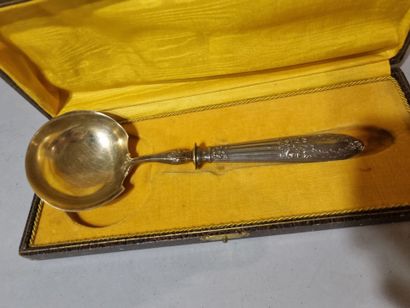 Trois écrins avec couverts en argent fourré...