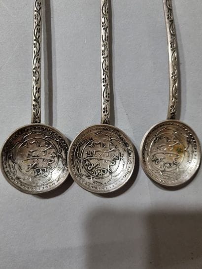 Six cuilères à café orientales en argent...