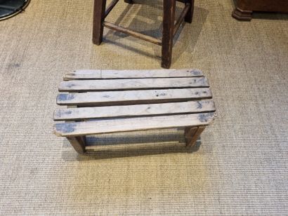 Tabouret en bois naturel reposant sur quatre...