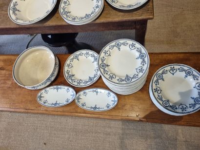 GIEN 
Partie de service de table en porcelaine...