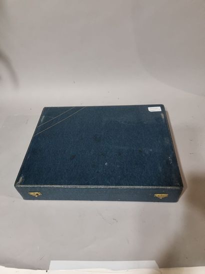 Ménagère en métal argenté dans un coffret...