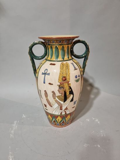 DERUTA 
Vase en faïence polychrome à décor...