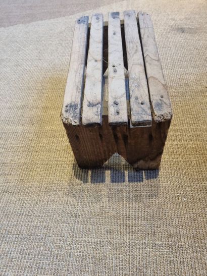 Tabouret en bois naturel reposant sur quatre...