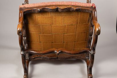 Fauteuil à dossier droit en noyer modèle...