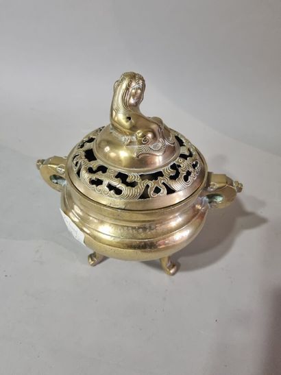 CHINE
Brule-parfum en bronze signé dans un...