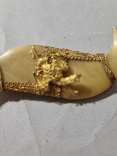 TRAVAIL INDIEN 
Broche avec monture en or...