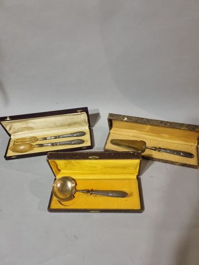 Trois écrins avec couverts en argent fourré...