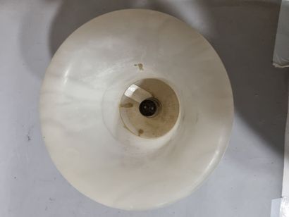 Vase Médicis en albâtre monté en lampe 
H...
