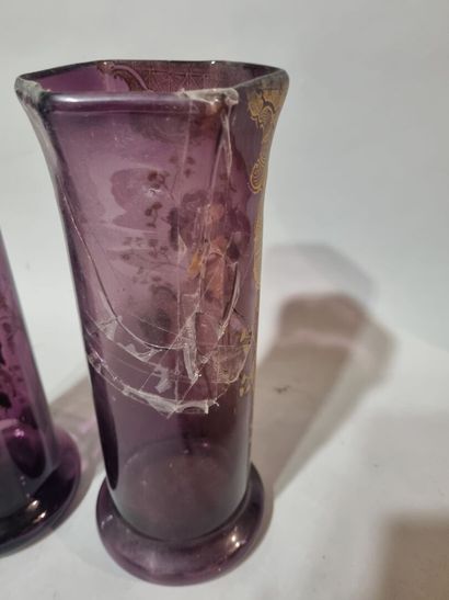 Paire de vases en verre émaillé à décor defleurs
Vers...