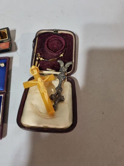 Lot divers dont bijoux, fume cigarette en...
