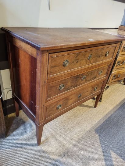 Commode de style Louis XVI ouvrant par trois...