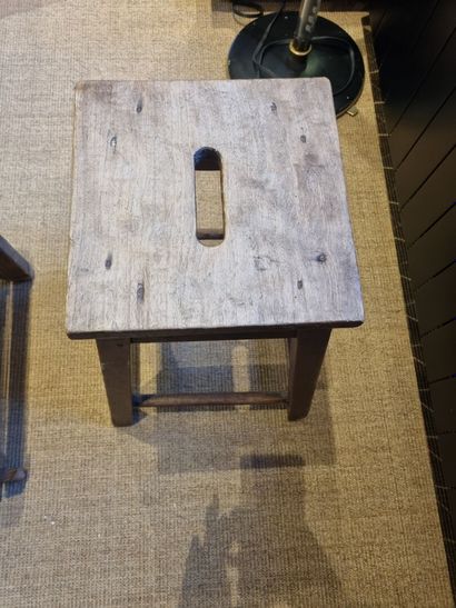 Tabouret en bois naturel reposant sur quatre...