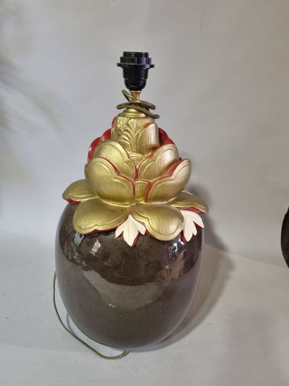 Lampe moderne en faïence à décor de lotus...