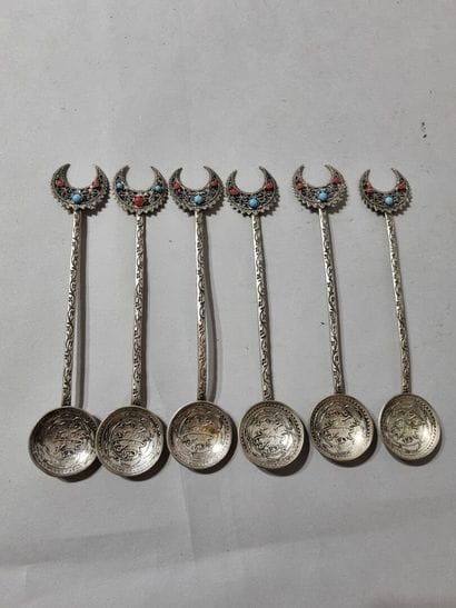 Six cuilères à café orientales en argent...