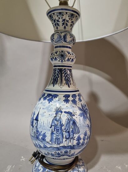 DELFT 
Lampe en faïence blanc bleu
H : 41...