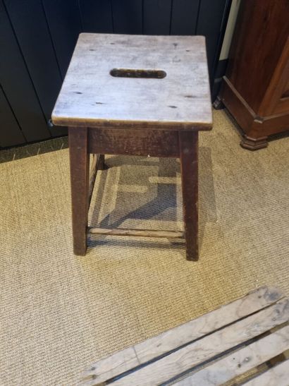 Tabouret en bois naturel reposant sur quatre...