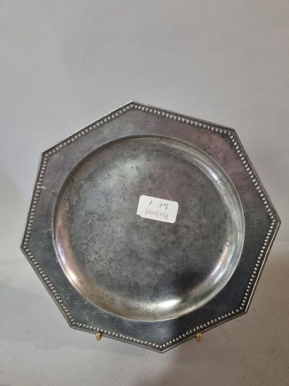 Paire d'assiettes en étain de forme octogonale,...