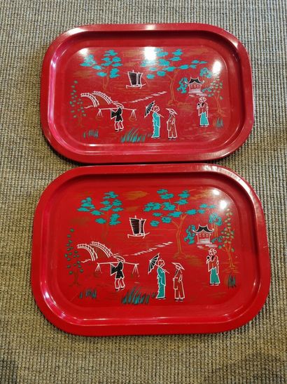Paire de plateaux en tôle rouge à décor japonisant...