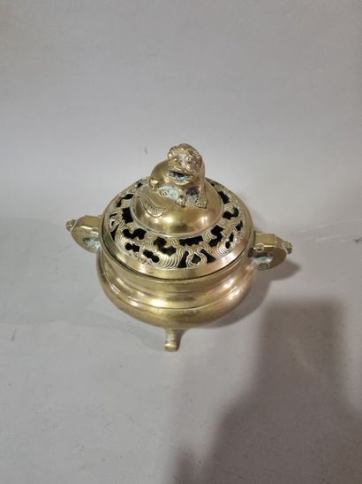 CHINE
Brule-parfum en bronze signé dans un...