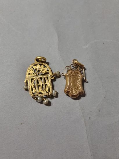 Main de Fatima et une pendeloque en métal...