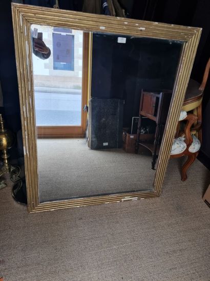 Miroir rectangulaire en stuc doré 
111 x...