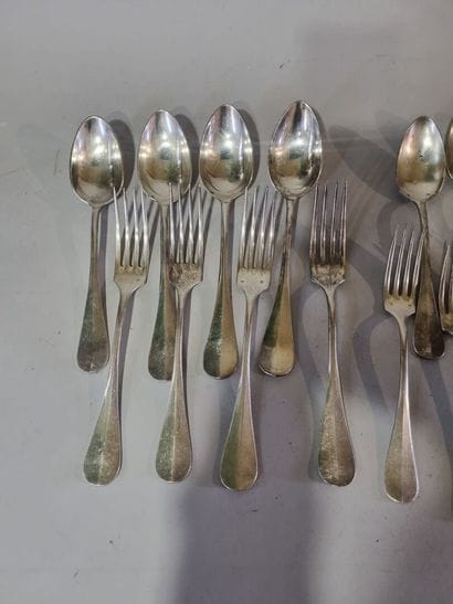 Lot de couverts en métal argenté modèle uniplat...