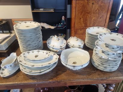 LIMOGES, important service de table en porcelaine...