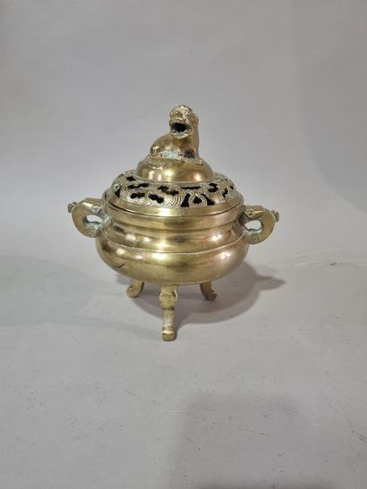 CHINE
Brule-parfum en bronze signé dans un...