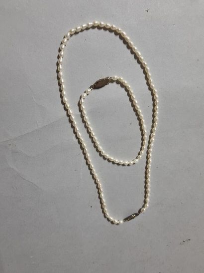 Deux broches en métal doré représentant une...
