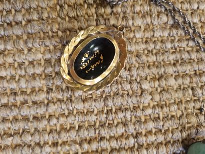 Lot de trois bijoux : 
1 / Bague en argent...