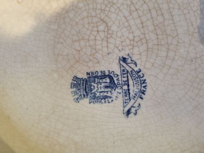 GIEN 
Partie de service de table en porcelaine...