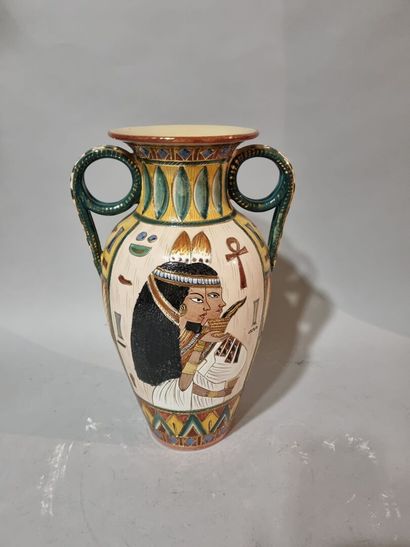 DERUTA 
Vase en faïence polychrome à décor...