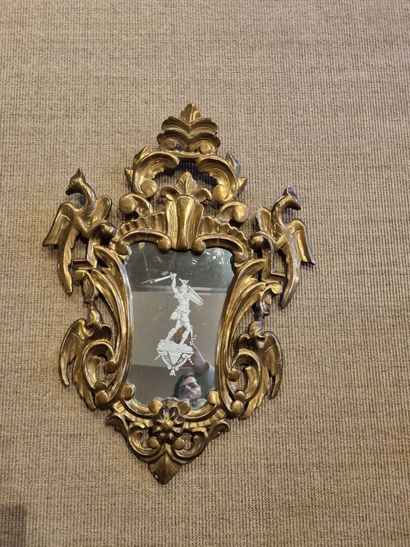 Miroir vénitien en bois doré et ajourée à...