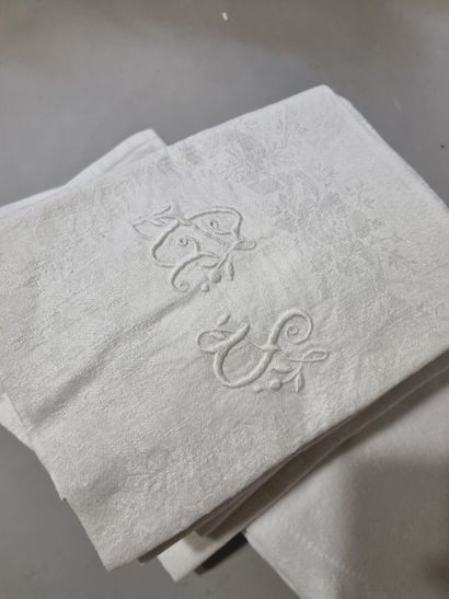 Deux services de table monogrammées brodées...