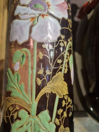 Paire de vases en verre émaillé à décor defleurs
Vers...
