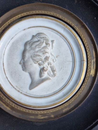 Paire de médaillons en biscuit de porcelaine...